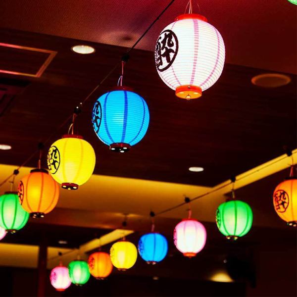 The inside of the store is lined with colorful lanterns that give it a retro Showa and festival feel, creating a nostalgic and relaxing atmosphere.