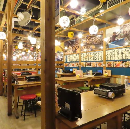 テーブルでワイワイ楽しむ浜焼き♪安全に楽しんでいただくために全席にパーテーションも設置しております♪焼き上がりを待ちながら飲むお酒は格別★