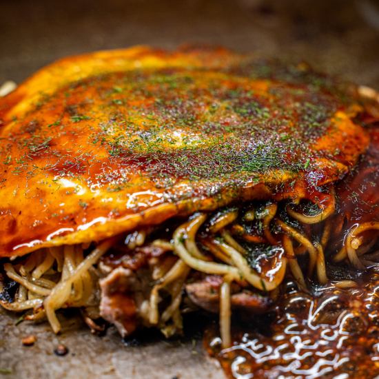 我们提供广岛风格的御好烧和广岛名产牡蛎菜肴！