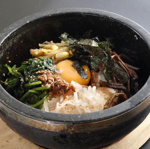 Stone-grilled bibimbap (with soup)