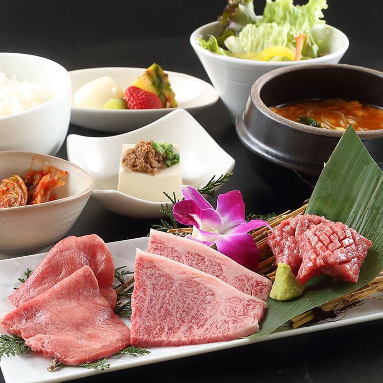 We purchase whole cows of carefully selected domestic Wagyu beef.Enjoy a variety of rare cuts.