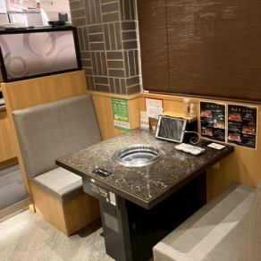 We offer two-person seats in a relaxed atmosphere, perfect for special occasions or everyday use.It's perfect for couples celebrating an anniversary dinner or casual drinks with close friends.Also recommended for small girls' gatherings.Enjoy a special moment for two to your heart's content with whole-cow Kuroge Wagyu beef and an all-you-can-drink plan.