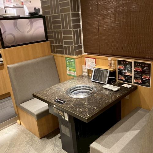 We offer two-person seats in a relaxed atmosphere, perfect for special occasions or everyday use.It's perfect for couples celebrating an anniversary dinner or casual drinks with close friends.Also recommended for small girls' gatherings.Enjoy a special moment for two to your heart's content with whole-cow Kuroge Wagyu beef and an all-you-can-drink plan.