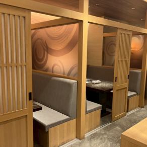 We have private rooms with tables available.(3 rooms / for 2-6 people / with doors and walls) These spacious, private rooms allow you to stretch out comfortably, making them ideal for families with small children.Perfect for special occasions like anniversaries and birthdays, as well as girls' nights out and business banquets.With our all-you-can-drink plan, you can enjoy a drinking party in a special setting.