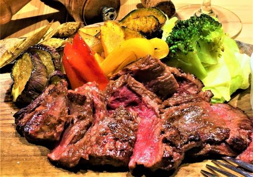 烤熟牛肉和大量蔬菜