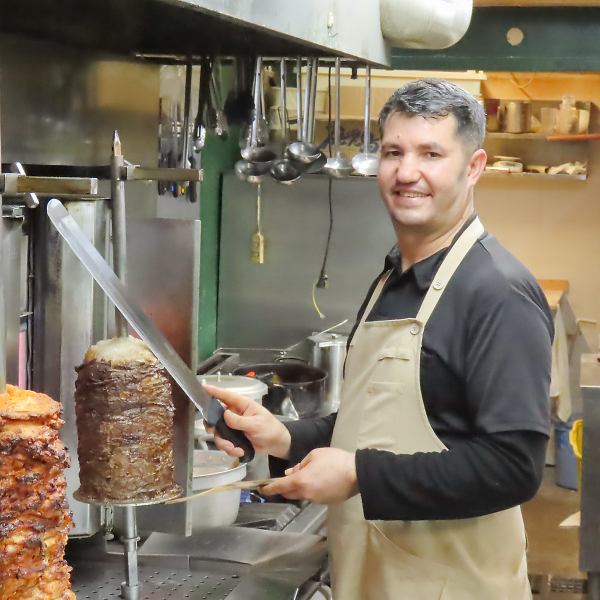  【◆ライブ感満載◆】シェフの技を間近に、視覚でも味わうオープンキッチン！ 客席から見えるキッチンでは、トルコ人シェフが腕を振るう活気ある風景が広がります。奥でくるくると回る大きなドネルケバブは迫力満点！パントリーには野菜やお肉をふんだんに使った日替わりのオーブン料理や煮込み料理が並びます。