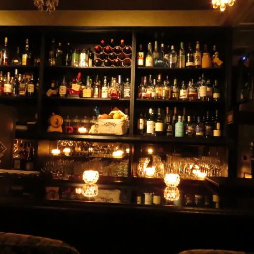 <p>2人の時間を楽しめる大人の雰囲気のカウンターはお1人様、カップルにもおすすめ。カウンターでもローチェアなのでゆっくり寛げます♪</p>