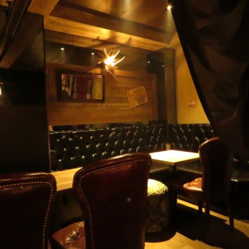 <p>奥にはカーテンで仕切られた半個室のテーブル席が★14名様～18名様でのご利用も可能です！</p>