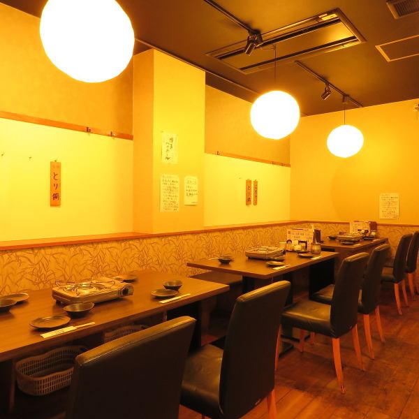 ≪広々としたテーブル席≫和のあたたかい雰囲気の店内。4名様まで座れるテーブル席を7卓、6名様まで座れるテーブル席を2卓ご用意しております。ご友人同士、ご家族でゆったりお食事をお楽しみください！普段のお食事から宴会、女子会にもオススメです♪