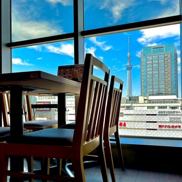 窓側は全面ガラス張りで解放感のある造りとなっております。昼間は明るく、夜はスカイツリーのライトアップをお楽しみいただけます。誕生日祝いやデート、女子会や歓迎会にも最適です。ベビーカー、車いすのままのご入店OK！店内に段差は御座いますので、店舗までお問い合わせください。喫煙可の喫煙室あり。