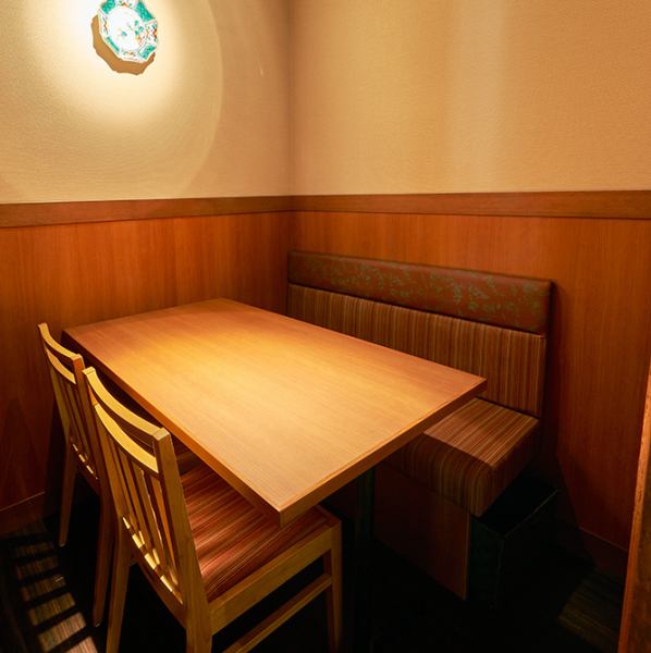 我们还为小团体提供私人房间。在平静的室内氛围中享用食物和饮料。午餐、午间小酌、娱乐、朋友、带小孩的顾客在锦糸町附近也欢迎。我们有推荐的精酿啤酒和下饭的清酒！烤鸡肉串、炉端烧、天妇罗、寿司、火锅、寿司等海鲜菜肴请品尝Dofuro的招牌日本料理。