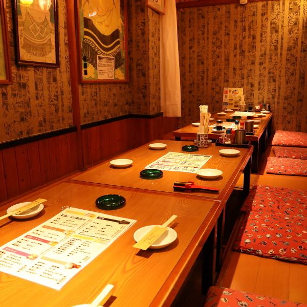 落ち着いた和の空間でゆったりとお食事をしていただけます。８名様以上で完全個室となっていますので、周りを気にすることなく気の置けない仲間やご家族とプライベート空間で寛ぎのひとときをお過ごしください。週末は特に人気なので、ご予約はお忘れなく！