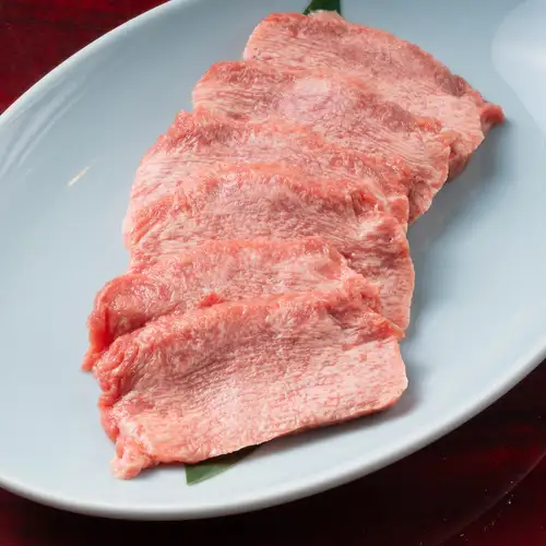 Thinly sliced beef tongue with salt