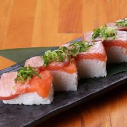 トロサーモン炙り箱寿司