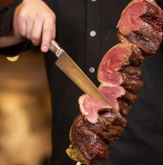 因為是在室內，所以很涼爽，也不用擔心下雨！ BBQ無限量供應，飲料無限量供應！