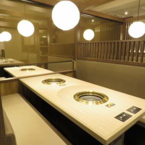 【最大80名様までご予約可能！】4名様までで余裕を持って座れるテーブル席が20卓、団体様なら最大84名様までご予約可能です♪横並びで22名様まで座れるお席もございます！各テーブルの焼き台は無煙ロースターを採用。煙を抑え服に匂いが付きづらくしています。店内は白を基調としたインテリア。ランチや女子会にも!
