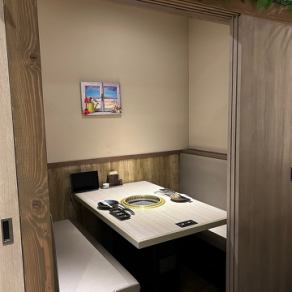 【2～4名様個室】恋人、家族、親友と個室でゆったりしながら、周りの環境に影響されず、楽しく食事ができます。