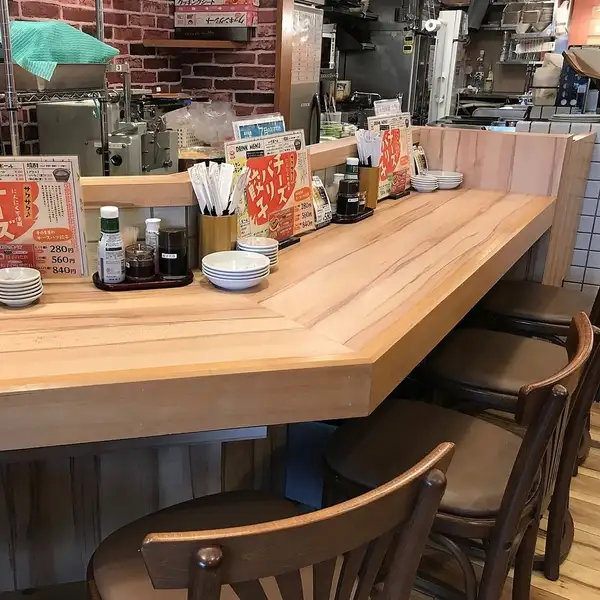 【お一人様やサク飲みに大好評◎】お1人様やサク飲みしたい方必見！気軽にサクッと寄れるカウンター席をご用意◎駅チカのお店で終電ギリギリまで自慢の餃子やマルケン名物料理とキンキンに冷えた生ビールで一日の疲れをリフレッシュ！西中島南方駅近くでの普段使いのちょっと一杯飲みたい夜にどうぞご利用ください♪