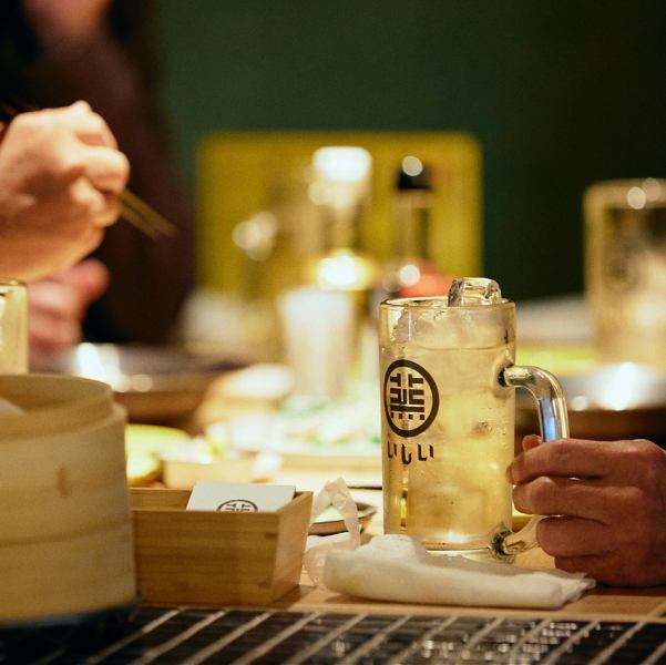 友人との楽しいひとときや、仕事終わりのリラックスタイムにもぴったりの場所です。気軽に立ち寄れる雰囲気で、一人でもゆっくりと楽しめるカウンター席も完備。焼売を中心に美味しいお料理とドリンクを心ゆくまで堪能できます。友人と乾杯したり、仕事の疲れを癒す時間を過ごしたり、どんなシーンでもご利用いただけます