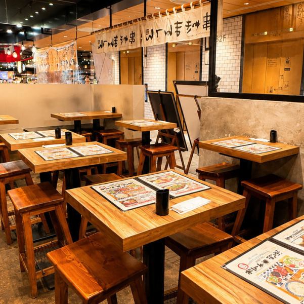 木のぬくもりを感じるカジュアルなテーブル席。ランチや昼飲み、友人との食事にも気軽に使いやすい空間です。