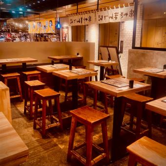 買い物帰りや仕事帰りに使いやすいテーブル席。友人との食事や昼飲み、少人数の飲み会にもおすすめです。