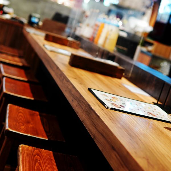 お一人様でも立ち寄りやすいカウンター席。買い物途中のランチや、仕事帰りの一杯にもおすすめです。