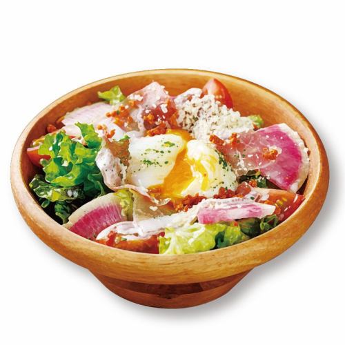 生ハムと温玉のシーザーサラダ