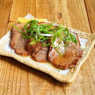 Beef tongue with salt sauce and lemon