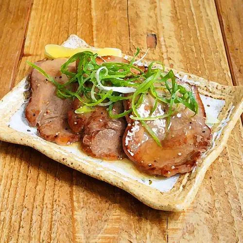 Beef tongue with salt sauce and lemon