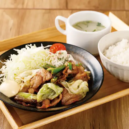 豬肉薑配生菜和九條蔥