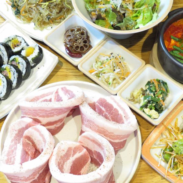 9 Samgyeopsal sets ♪ The staff will bake it ☆ Please enjoy it when you can eat it deliciously !!