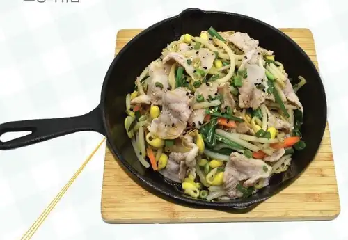 돼지 토로 볶음 / 호케 야키 / 두부 김치 각