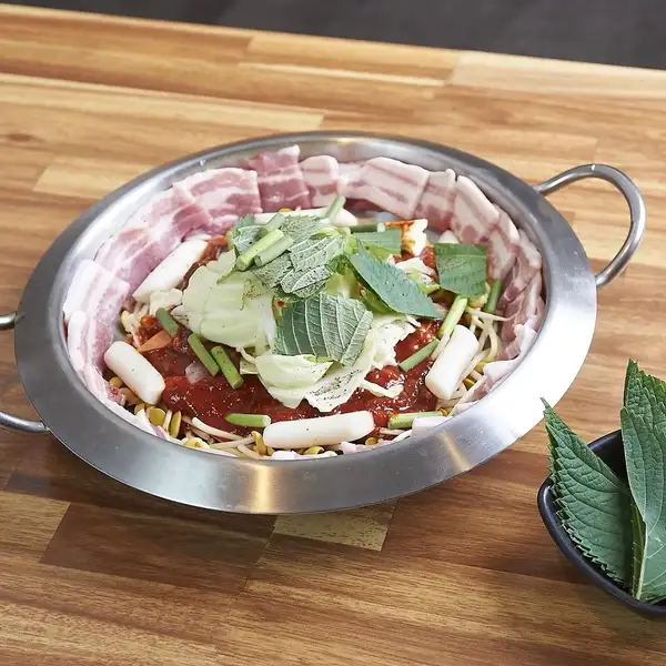 旨辛な刺激がやみつきに！「イイダコ&サムギョプサル炒めセット」