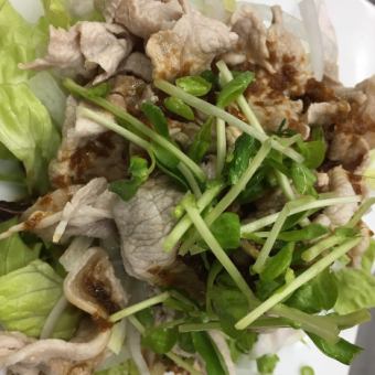 三河豬肉冰鎮涮涮鍋和脆蘿蔔沙拉姜醬油味