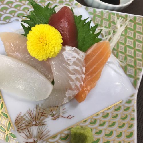 Assorted sashimi 2 pieces