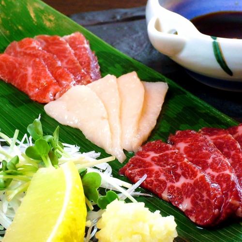 Enjoy different flavors for each part "Basashi 3 points" (red meat, marbled meat, mane)