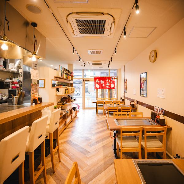 店内は明るく開放感があり、初めての方でも「ただいま」と言いたくなるようなアットホームな雰囲気♪カウンター4席、4名様用テーブル（2名分割可）など、用途に合わせたお席をご用意。お一人様の昼飲みから、ご家族での夕食まで、スタッフが笑顔でお迎えします。落ち着く店内で、ゆっくりと流れる時間をお楽しみください。