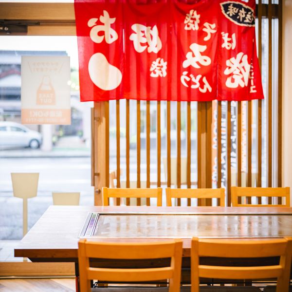 広々とした6名掛けテーブルや4名掛けテーブルを完備。ご友人との飲み会や女子会、お子様連れのご家族もゆったり過ごせます。最大24名様までの貸切にも対応しており、歓送迎会や二次会などの大型宴会にも最適！誕生日や記念日には、みんなでワイワイ鉄板を囲んで、思い出に残る特別なひとときをお過ごしいただけます。