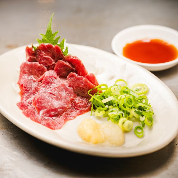 口の中でとろける甘みとコク！鮮度自慢の極上【馬刺し】