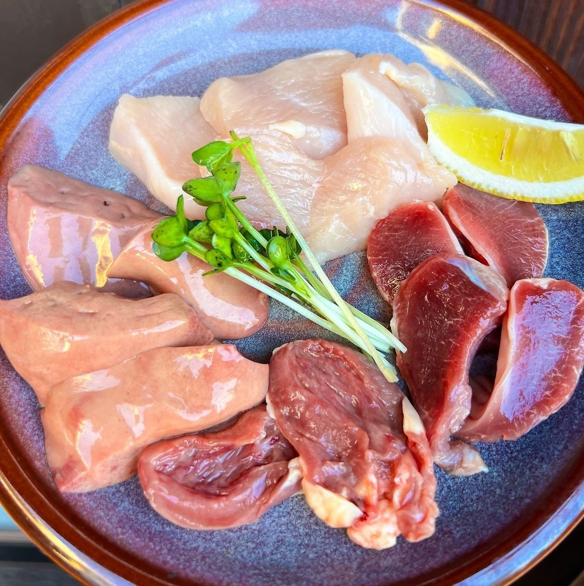 厳選素材を溶岩プレートで調理してご提供