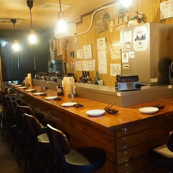 どこか懐かしさを感じるレトロな店内は、昔からの店内の雰囲気をそのまま残した空間。10名様までの貸切利用も可能で、仲間内の集まりや小規模な宴会にも最適です。肩肘張らずに過ごせる心地よい雰囲気が魅力で、初めて来店される方でもすぐに馴染めるアットホームさが魅力です！