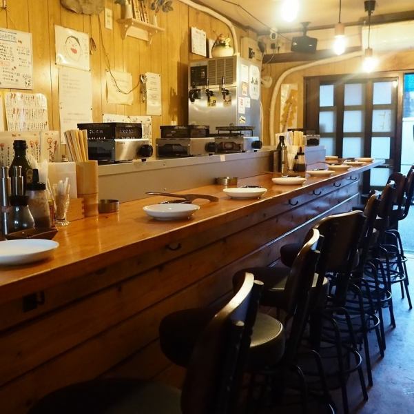 全部で10席あるカウンターは、スタッフとの会話やライブ感ある調理風景を楽しめるお席。隣のお客様と自然に仲良くなれる距離感で、初めての方でも居心地よく過ごせます。お一人様でのご利用も大歓迎で、気軽にふらっと立ち寄れる温かい雰囲気が人気。ゆったりと食事と会話を楽しめる魅力いっぱいの席です。