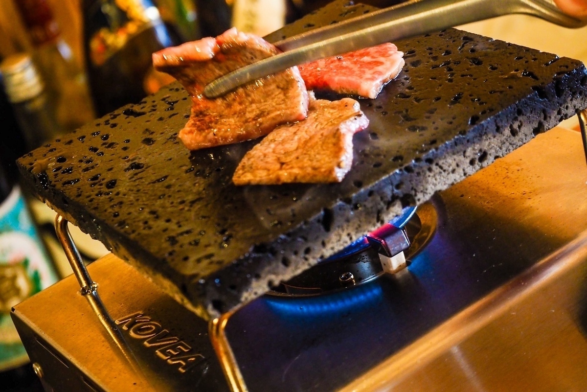 落ち着いた空間とともに味わう、選べる肉料理と飲み放題セットが揃う居酒屋☆