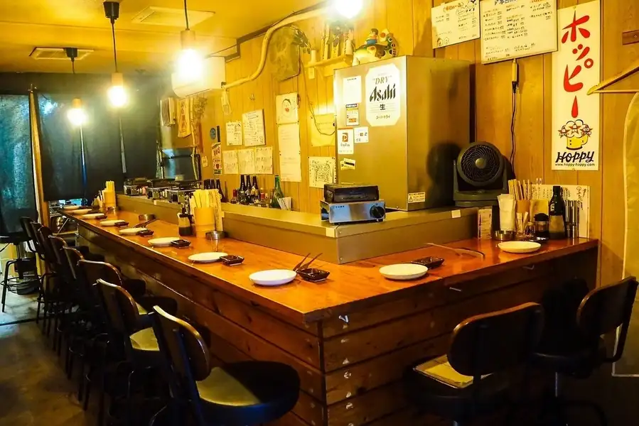 どこか懐かしさを感じるレトロな店内は、昔からの店内の雰囲気をそのまま残した空間。10名様までの貸切利用も可能で、仲間内の集まりや小規模な宴会にも最適です。肩肘張らずに過ごせる心地よい雰囲気が魅力で、初めて来店される方でもすぐに馴染めるアットホームさが魅力です！