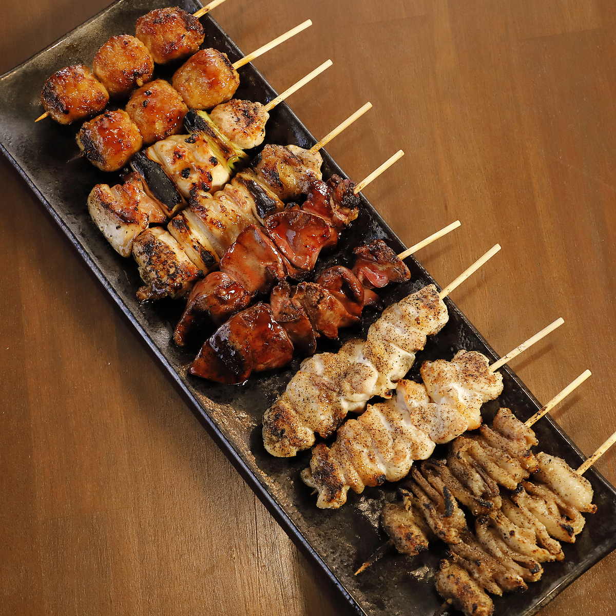 炭火で香ばしく焼き上げた絶品の焼鳥を温かいうちにどうぞ！