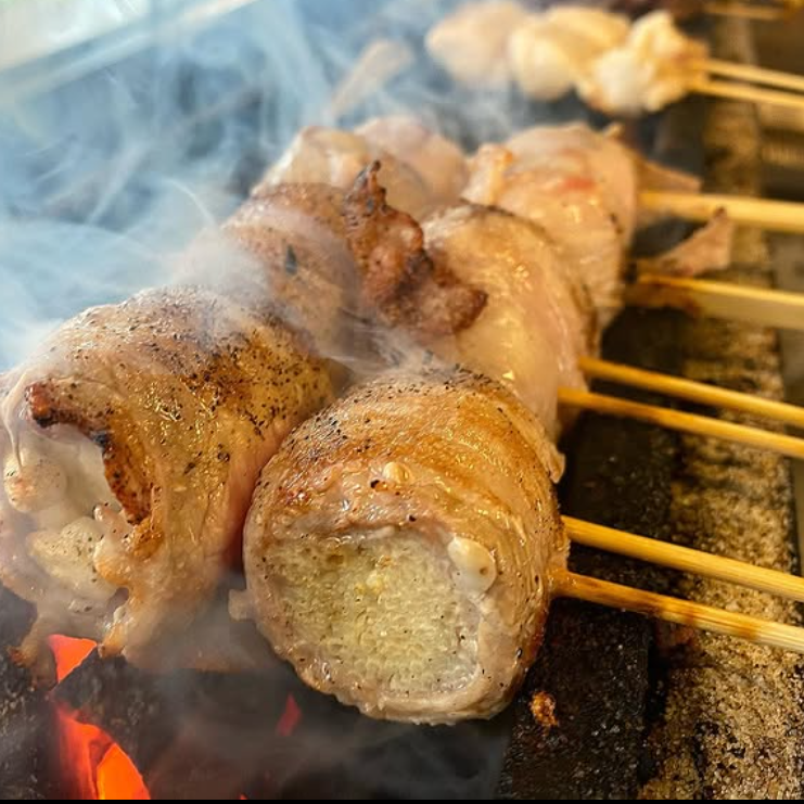 ジューシーな豚肉を炭火でじっくりと焼き上げる豚バラ巻は必食！