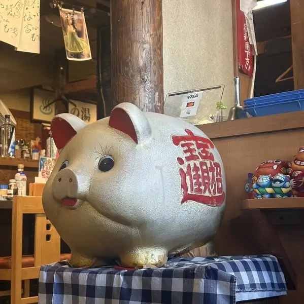 提灯やポスターが醸し出す昭和レトロな店内！仲間うちでわいわいできる活気ある雰囲気が自慢です！仕事終わりの一杯や歓迎会・送別会、同窓会、友人との飲み会など、さまざまなシーンでご利用頂けます！