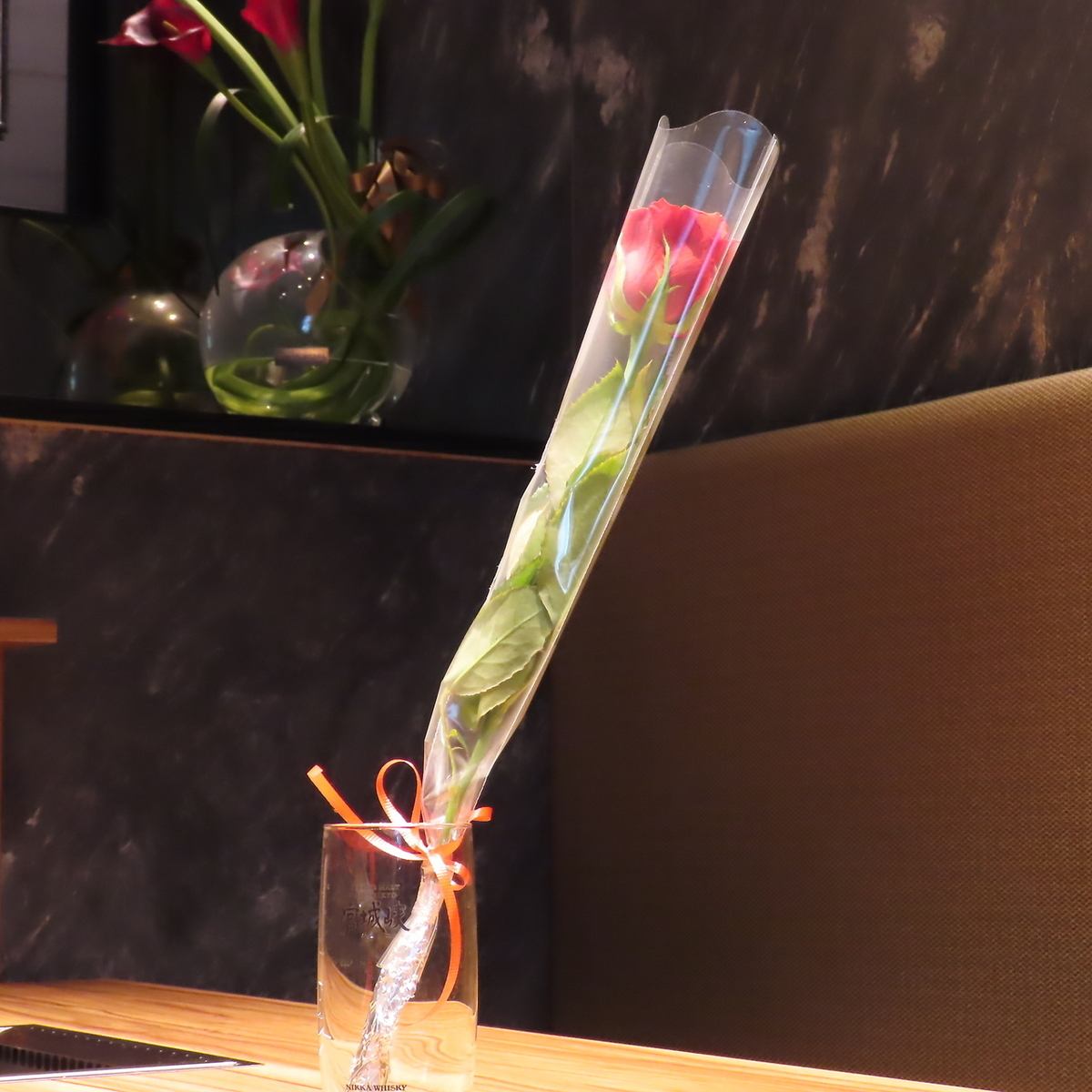 お誕生日の方向けにバラ一輪をプレゼントしております！(要予約)