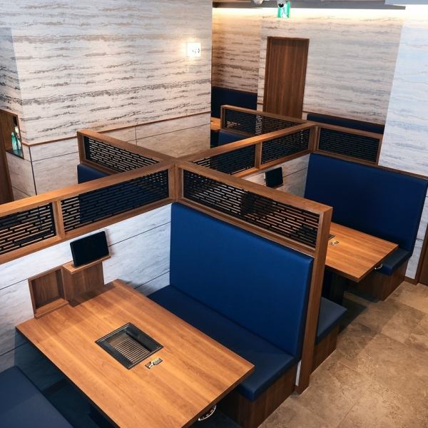 【上品さとカジュアルさを両立した、ネイビー基調の隠れ家空間】開放感のあるテーブル席では、落ち着いた空間でゆったりお食事をお楽しみいただけます。最大8名～44名様でのご利用が可能で、プライベートなお食事から団体様でのご宴会まで幅広く対応しております！