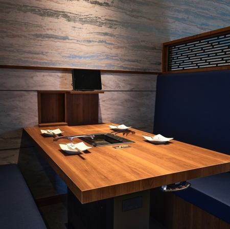【6名様1卓、4名様8卓】席間隔広く、カジュアルにお食事を楽しめるテーブル席